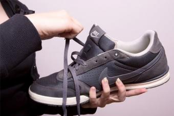 Как быстро высушить кроссовки и другую обувь в домашних условиях Как правильно сушить кроссовки на батареи
